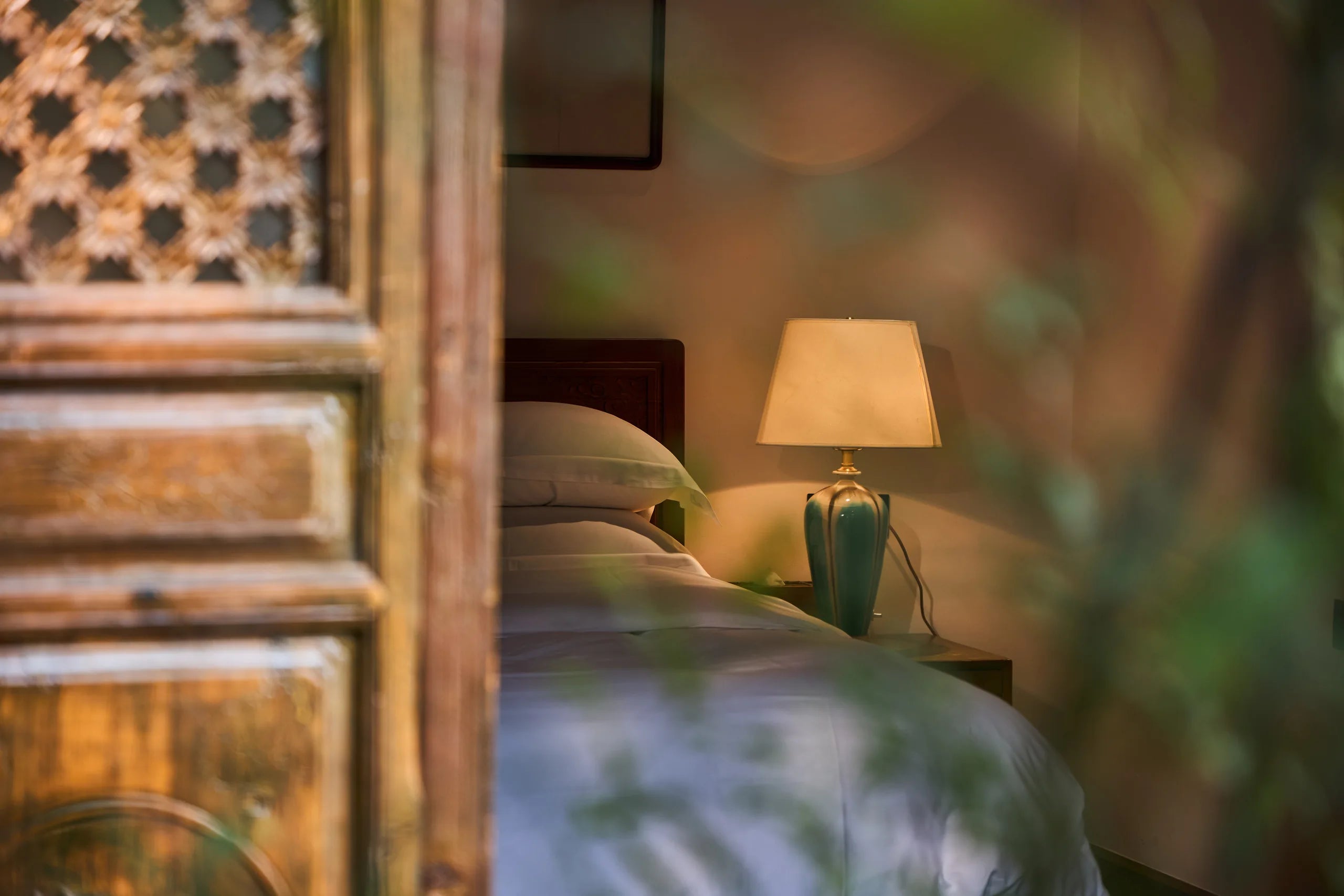 Blick durch die Tür auf ein luxuriöses Hotelzimmer