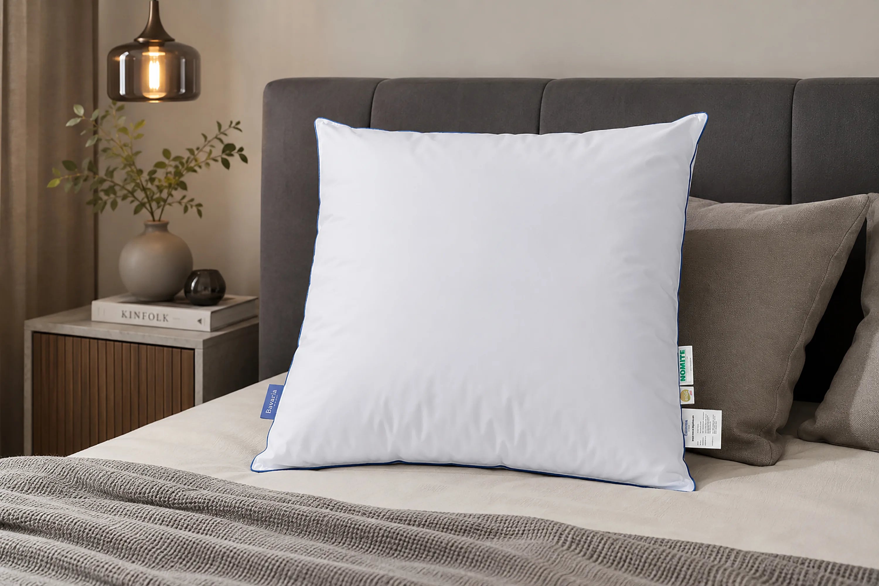 Premium-Kissen auf Hotelbett