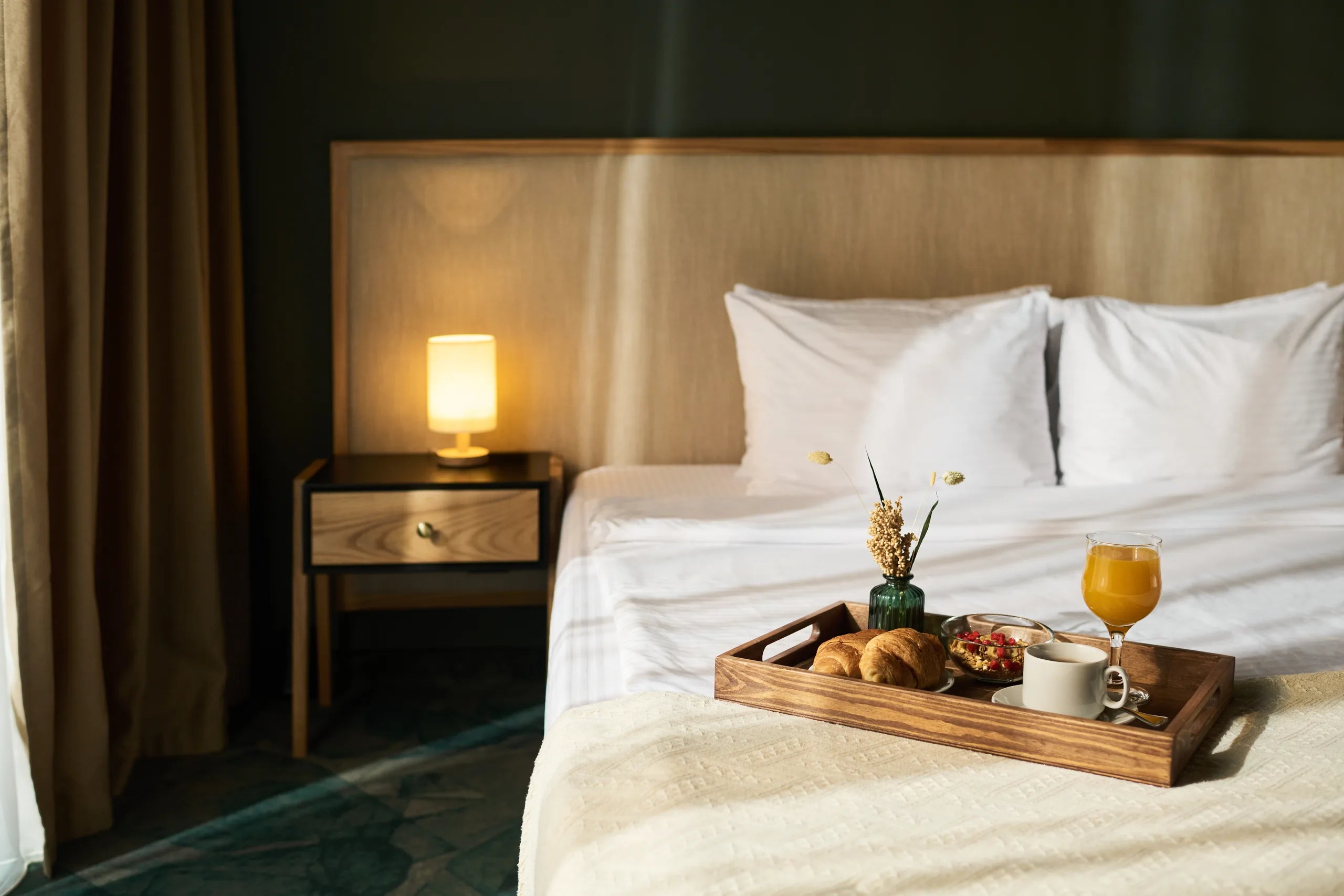 Ein luxuröses Hotelzimmerbett mit Frühstücktablett