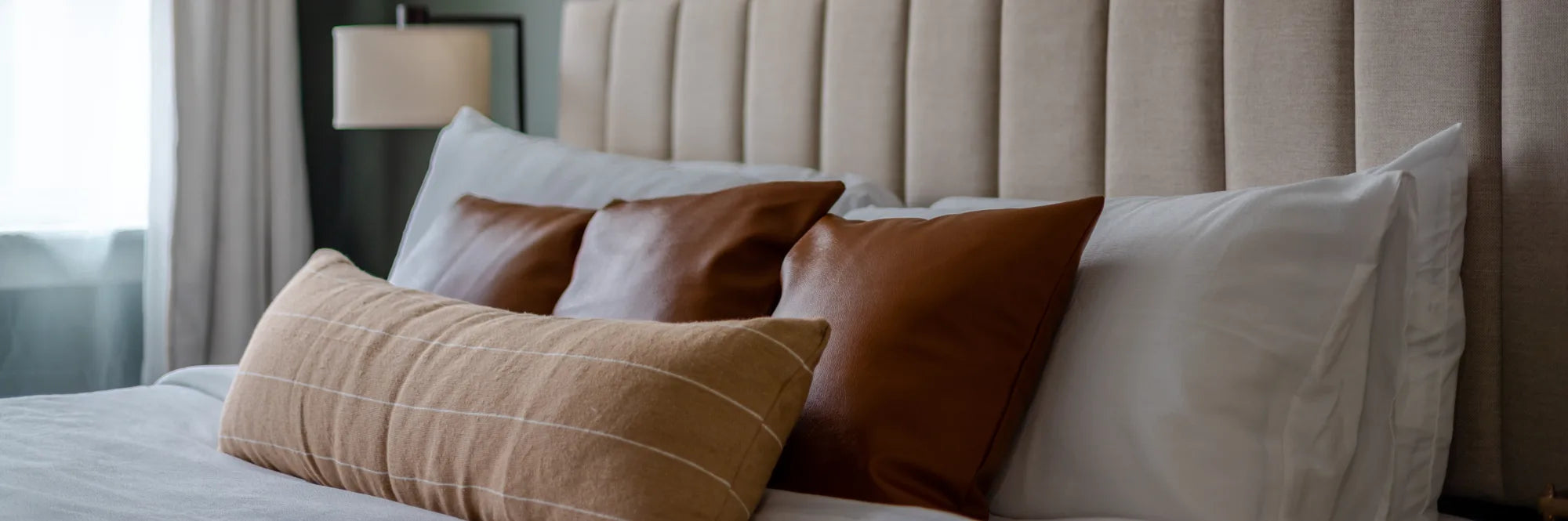 Ein elegant hergerichtetes Hotelbett