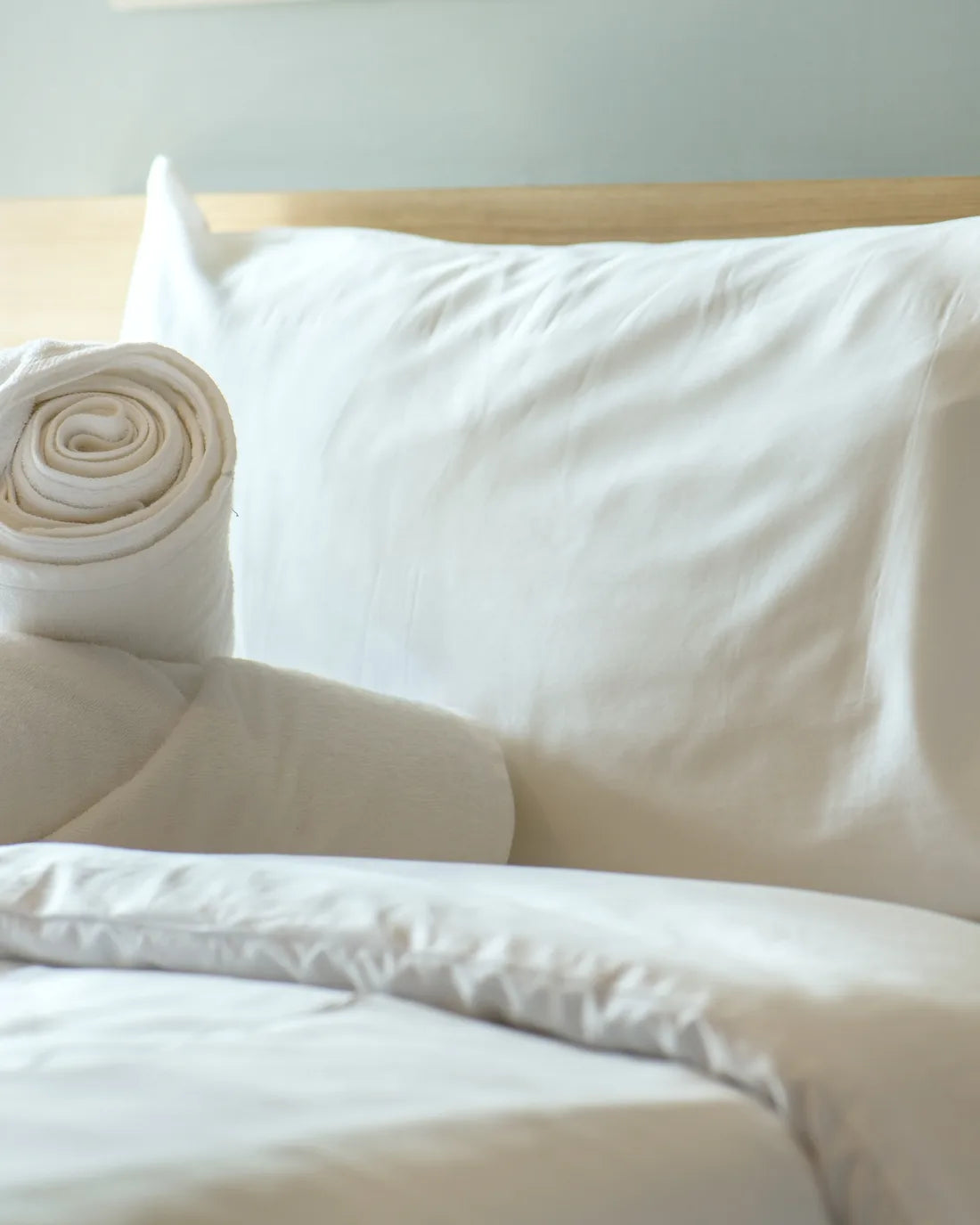 Elegantes Kissen auf Hotelbett