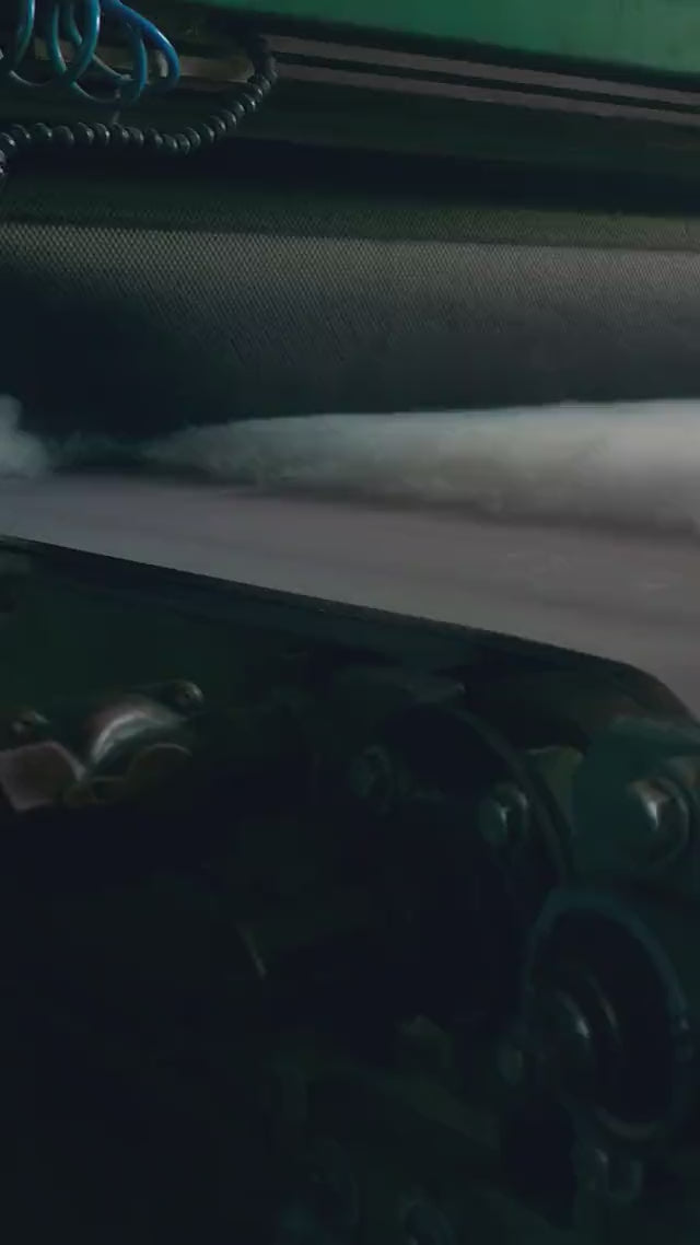 Eine Prdouktionsmaschine die Polyester Füllung verarbeitet